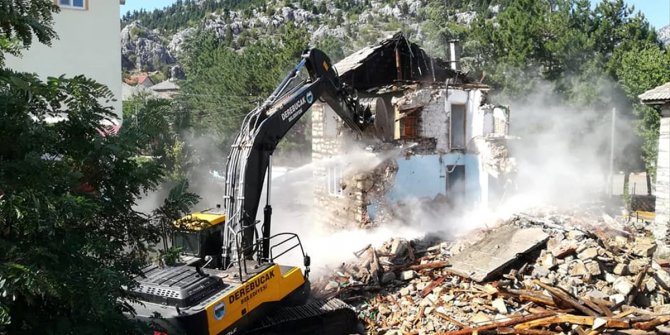 Depremde ağır hasar gören binanın yıkımı gerçekleştirildi