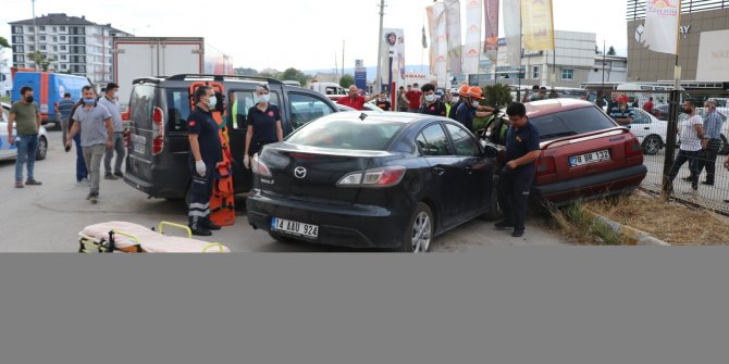 Otomobil park halindeki 3 araca çarptı: 1 yaralı