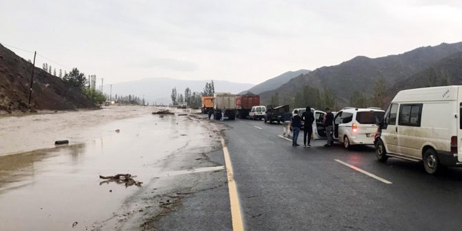 Oltu'da 15 dakika etkili olan dolu ve sağanak, karayolunu kapattı