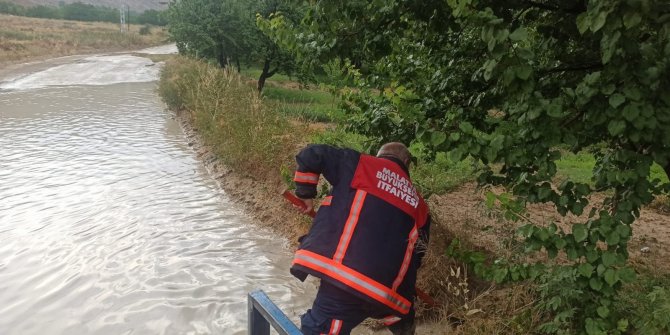 Sel yolu araç trafiğine kapattı
