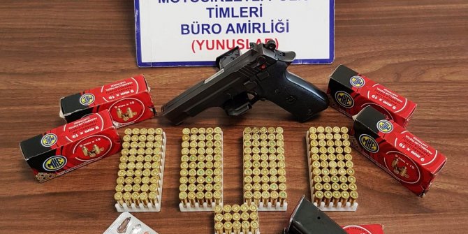 Kütahya’da bir araçta bulundurma ruhsatlı tabanca ve uyuşturucu hap ele geçirildi