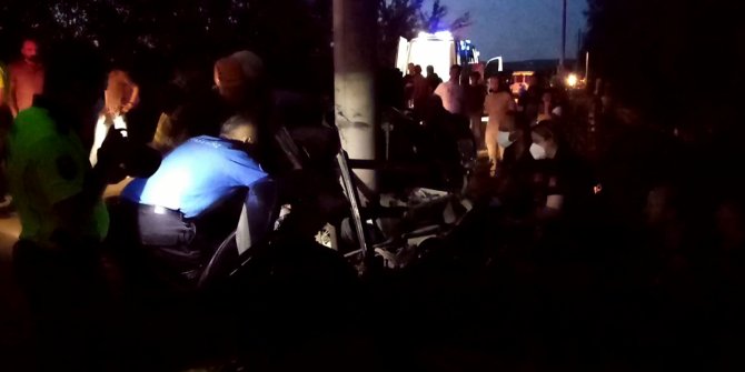 Direğe çarpan otomobil ikiye bölündü; sürücü öldü