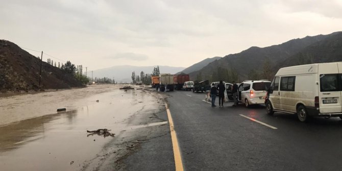 Sağanak yağış sele neden oldu, Oltu-Erzurum karayolu ulaşıma kapandı