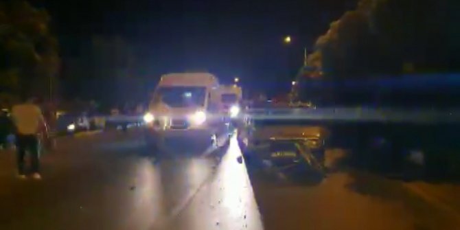 Yolun karşısına geçmek isteyen anne ve çocuğuna otomobil çarptı