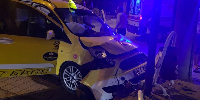 Gurbetçinin otomobiliyle ticari taksi böyle çarpıştı