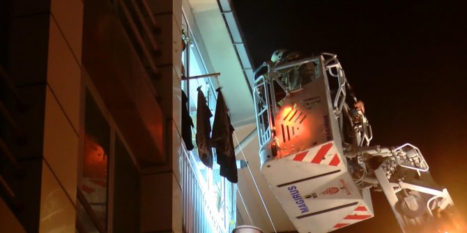 Kadıköy'de 5 katlı binada yangın paniği: 3 kişi dumandan etkilendi