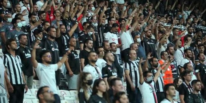 Beşiktaş taraftarı aşı kuyruğunda!