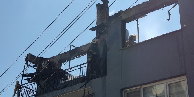 İzmir’de ev alevlere teslim oldu
