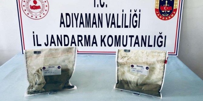Kurutmaya bıraktıkları esrarı toplarken yakalandılar