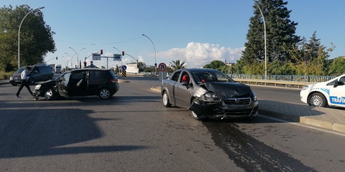 İki otomobil çarpıştı: 1 yaralı