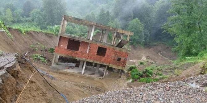 Rize'de 2 katlı inşaat heyelanda 30 metre kaydı