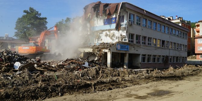 Selde büyük hasar gören Merkez Ortaokulunun yıkımına başlandı