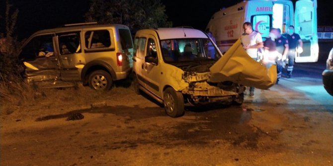 İki hafif ticari araç çarpıştı: 9 yaralı