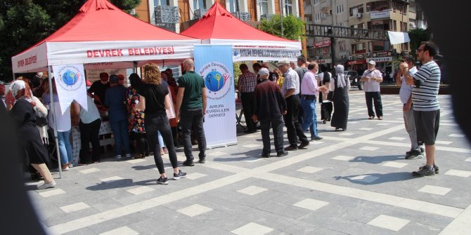 Avrupalı gurbetçiler esnaf ve vatandaşlara aşure ikramında bulundu