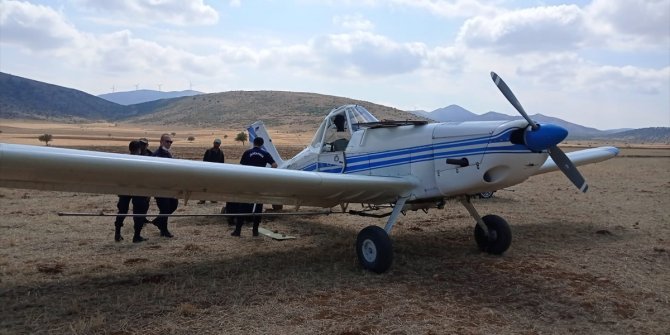Konya'da yakıtı azalan tek motorlu uçak tarlaya indi