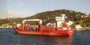 Makine arızası yapan yük gemisi İstanbul Boğazı'na demir attı