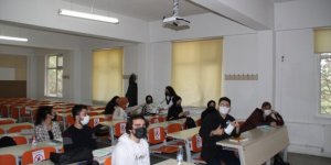 Üniversite öğrencilerine maske ve hijyen malzemesi dağıtıldı