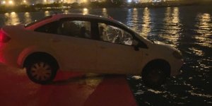 Mersin'de balıkçı barınağının iskelesinde askıda kalan otomobili itfaiye çıkardı