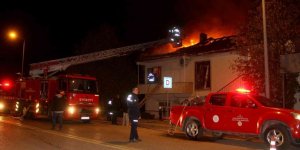 Fethiye’de 2 katlı evin çatısı alev alev yandı
