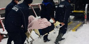 Karda evlerinden çıkamayan 5 hastanın yardımına belediye yetişti