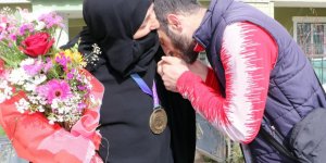 Olimpiyat madalyasını annesine hediye etti