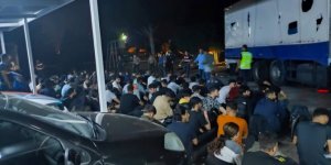 Durdurulan kamyonun kasasında 111 düzensiz göçmen yakalandı