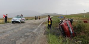 Konya'da şarampole devrilen otomobildeki iki kişi yaralandı