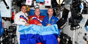 Rus kozmonotlar, uzayda Donetsk ve Luhansk bayrakları açtı