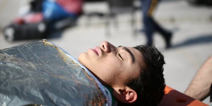 Hatay'da depremin 128. saatinde 13 yaşındaki çocuk, enkazdan sağ çıkarıldı