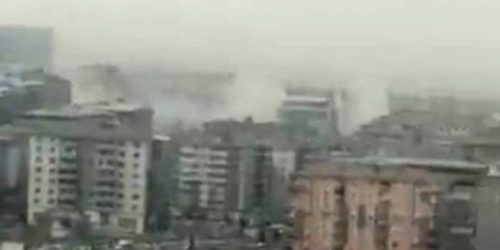 Malatya’da 5.6’lık depremde yıkılan binaların toz bulutu kamerada