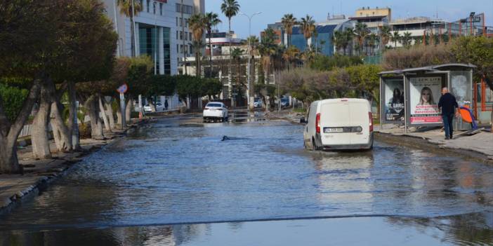 İskenderun'da yükselen deniz suyu çekildi
