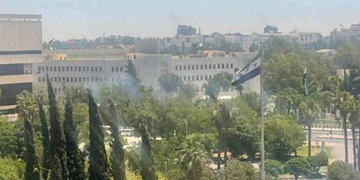 Son Dakika! İsrail Suriye Genelkurmay Başkanlığı’nın girişine hava saldırısı düzenledi