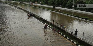 Endonezya'da sel nedeniyle asma köprü çöktü, 7 kişi öldü