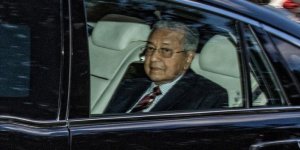 Malezya Kralı, Mahathir Muhammed'i "geçici başbakan" olarak görevlendirdi