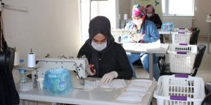Yunak'ta gönüllü öğretmen ve kursiyerler maske üretiyor