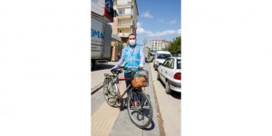 Kovid-19 ile mücadelede vatandaşın taleplerini bisikletiyle karşılıyor