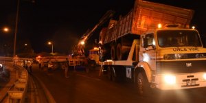Dinamit yüklü kamyon devrildi: 2 ölü