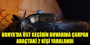 Konya'da üst geçidin duvarına çarpan araçtaki 2 kişi yaralandı