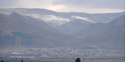 Erzurum'a mevsimin ilk karı yağı yağdı