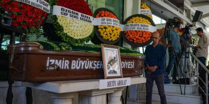 Şarkıcı Metin Arolat, İzmir'de son yolculuğuna uğurlandı