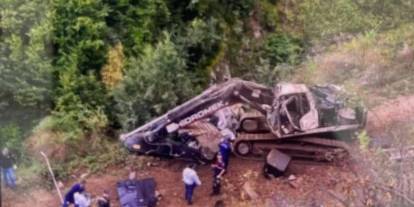 Artvin’de iş makinesi yüklü TIR şarampole yuvarlandı: 2 ölü