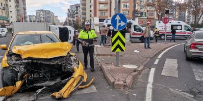 Ticari taksi ile çarpışan kamyonet devrildi: 6 yaralı