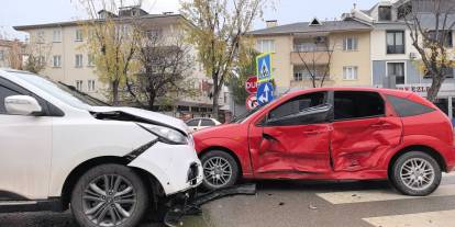 Bursa'da cip ile otomobil çarpıştı; anne- oğul yaralandı