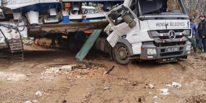 TIR'ın dorsesindeki taş kırma makinesi devrildi; kabinde sıkışan belediye işçisi öldü