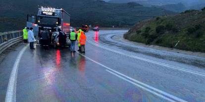 Bursa'da tır ile otomobil kafa kafaya çarpıştı: 1 ölü, 2 yaralı