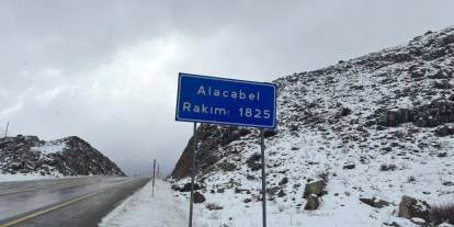 Antalya-Konya yolunda kar etkili oldu! Alacabel'de son durum