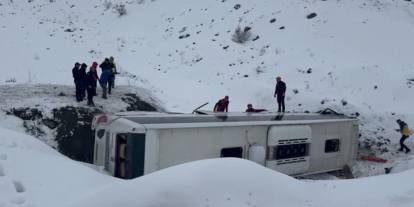 Son Dakika! Erzincan-Sivas karayolunda yolcu otobüsü şarampole yuvarlandı