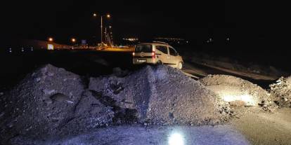 Konya'daki aracı kum yığını pert etti