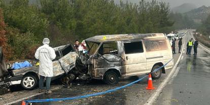 İzmir'de minibüs ile çarpışan otomobil alev aldı; 1 ölü, 3 yaralı