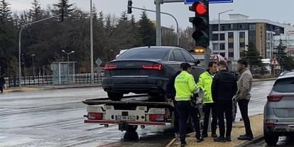 Jandarmanın dur ihtarına uymayarak kaçan plakasız otomobil polise yakalandı